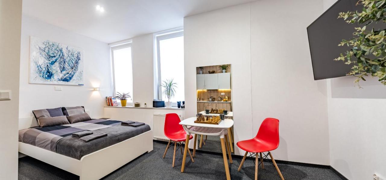 Square Apartment