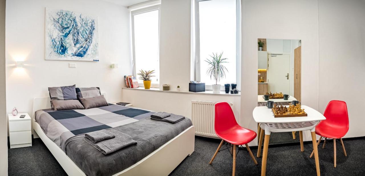 Apartment Square *