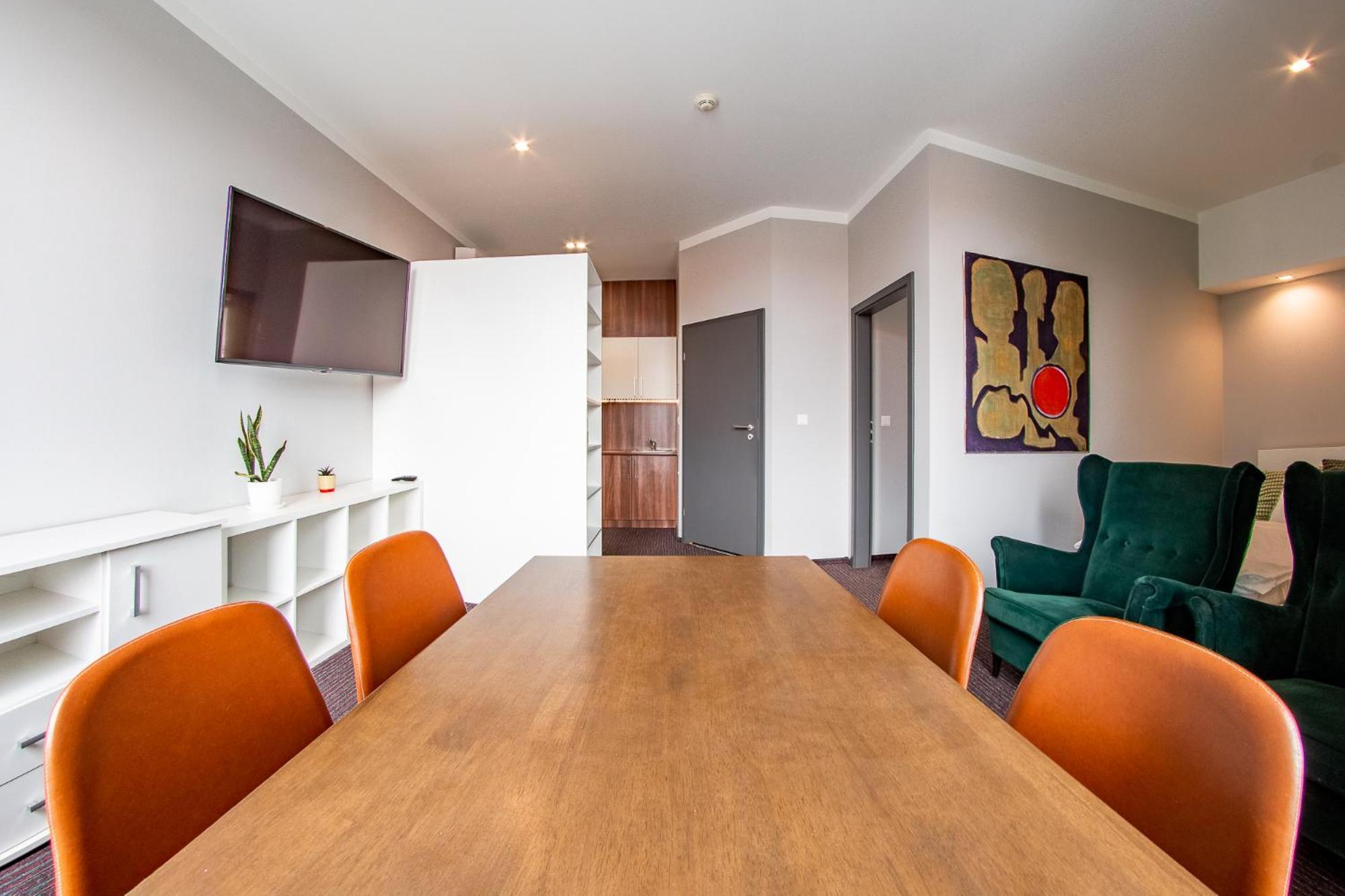 Square Apartment *